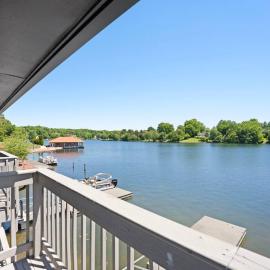 Lakefront Luxury Retreat Dock & Views