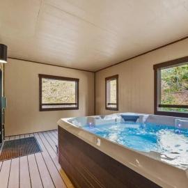Modern Big Sky Retreat with Mountain Views, hotel a Big Sky