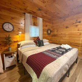 Campfire Cabin, Red River Gorge, KY, River Access & Views, hotel a Stanton