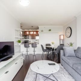 1BR Downtown Hub - Stadium Parks & Skyline Views