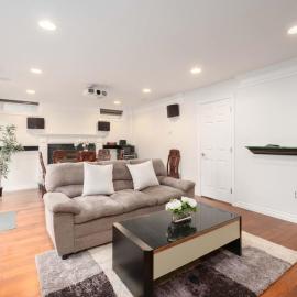 Comfort Spacious 2-BR Suite in Arbutus