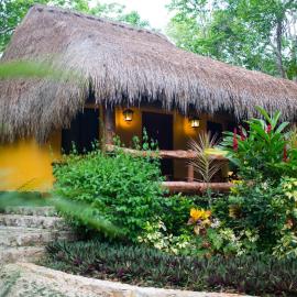 Bungalows by Cenote Ik-Kil, hotel u gradu Ikil