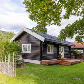 Authentic log cabin near by Hunderfossen and Hafjell, hotel sa Øyer