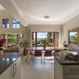 Pezula Villa- large, spacious and affordable!, ξενοδοχείο στην Κνύσνα