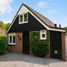 Warme vakantiewoning op een groen park, hotel in Goedereede