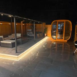 Modern 4-Bed House - Hot Tub & Sauna - Sleeps 14