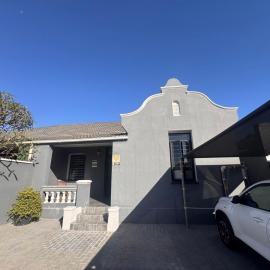 Strand Overnight - 24 Hour check-in - close to major private hospitals - sleeps 1- 4 guests - self catering - quiet neighborhood - week night low rate for single guest - weekends min 2 nights, Hotel in Strand
