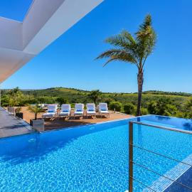 Villa Sernadinha - Infinity Pool & Mountain Views, hotel a Bensafrim