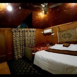 Srinagar में, होटल T luxury Heritage houseboat