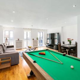 Luxury Family Apartment With 3 Bedroom 2 Bathrooms 2 Balconies Near Old Street Station Sleeps 6, hotel in London