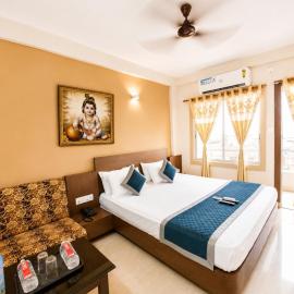 Premium Family Stay Hotel U-K - Comfortable Rooms, Near Golden Beach Wi-Fi, Restaurant, Parking, with Lift Facility & Prime Location in Puri, hôtel à Purî