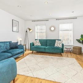 4 Bed Home near M1 with parking Sleeps 7