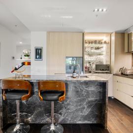 Luxury 2B2B Albert Park Lakeside Apartment with Pool, Gym, Sauna & CarPark