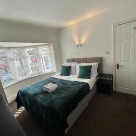 4BR Home in Cheadle Family & Crew Sleeps 6