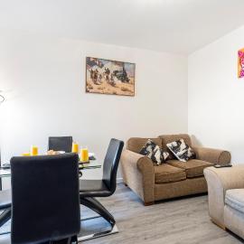 Modern 4 Bedroom and 3 bathroom Home in Birkenhead, Ideal for Contractors and Business Stays