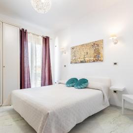 Top Floor Apartment - Balcony Views - King Bed - AC、トリノのホテル