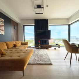 Skyview Luxury, Wide Monitor and Scenic Bath Window
