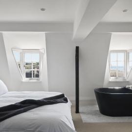 Beautiful Apartment on Pier Sea Views & Parking, Hotel in West Bay