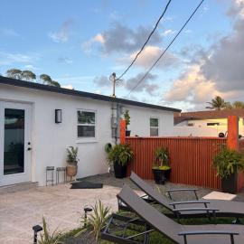 4BR Pool VILLA, Private Backyard, 10 Min to Beach