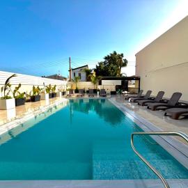 Villa Encanto - Private Heated Swimming Pool for winter months 5Bedroom, hotel v mestu Voroklini