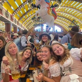 Beer Base-Camp Oktoberfest camping with free welcome beer and traditional dirndl-lederhosen shop، فندق في ميونخ