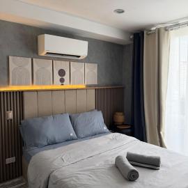 Cozy Suite near Cebu Business Park with City View Balcony, Pool, Netflix-Ready Smart TV, מלון בסבו סיטי