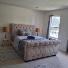 Decent room with 65 in TV near RIC, Downtown, VCU
