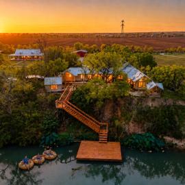 Private Riverfront Estate with Dock, Pool, Hot Tub, and Gym, hotelli kohteessa Martindale