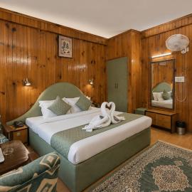 Hotel Pine Valley view Manali Aleo Near Mall Road, hotel in Bashist