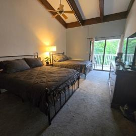 Charming Cedar Lodge Room close to Weirs, Hotel in Laconia