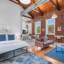 Jennifer's Riverfront Loft State House Views