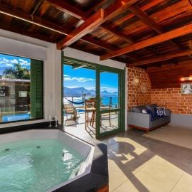 Chalé com Jacuzzi e Vista Mar - PLH007