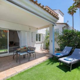 Bright Chalet with Swimming Pool and Beachfront, khách sạn ở Marbella
