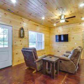 7 Mi to Lucas Oil Speedway! Home w/ Patio & Yard, hotel a Pittsburg