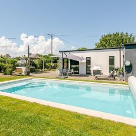 Villa avec Piscine chauffée 30 degrés et Spa à 5 minutes des plages, hotel en Lantic