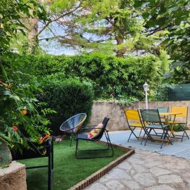 Petite maison avec jardin au centre du village
