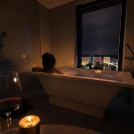 Skyview Luxury, Wide Monitor and Scenic Bath Window