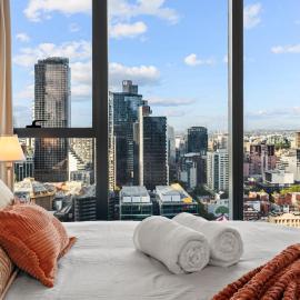Luxury CBD Skyline Apartment - Pool, Gym & Sauna
