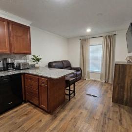 Tiny Home with Grill Laundry Deck Desk, hotel en Phenix City