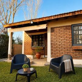 Casa mendocina con gran jardín y parrilla