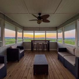Spacious Waterfront Retreat - Sleeps 6 - 10 Min to Parris Island