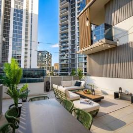 Luxury Rooftop Retreat Pool, Spa Sauna & Parking