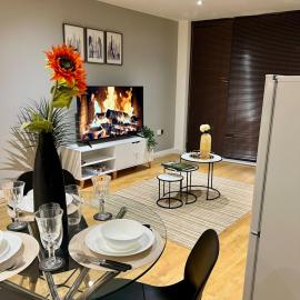 Stylish & Spacious 2BD City Apartment with Balcony, Hotel in Central Station