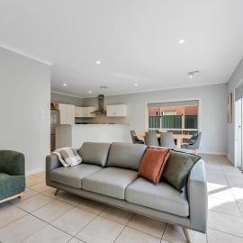 3BR modern spacious house with 2 King Beds Lock Up Carport and ideal for groups and families