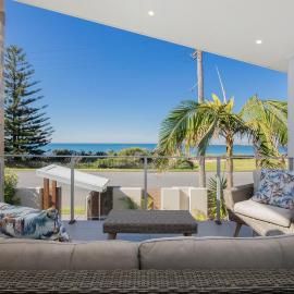 Azure Horizon - Beachfront Haven & Resort-Style Pool