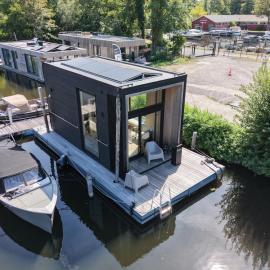 Modern Stay Tiny Houseboat to visit Amsterdam