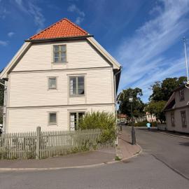 Cozy apartment 100 meters from lake Vättern, מלון בהיו