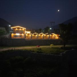 Trigun pahadi hub home stay, hotel di Uttarkāshi
