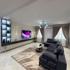 2 bedroom duplex with a private cinema room and a game area, hotel di Ibadan