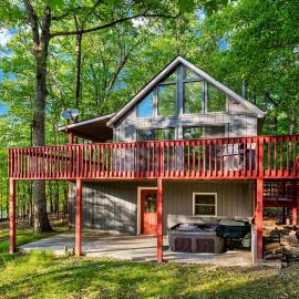 Spacious Chalet-Cabin with Hot Tub, Huge Deck, Fire Pit All Just a 15 Minute Walk to Sleepy Creek in Berkeley Springs, WV